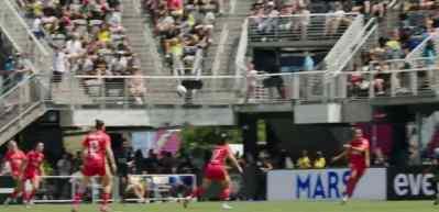Tek bir imzayla 'd&uuml;nyanın en &ccedil;ok maaş alan kadın futbolcusu' oldu