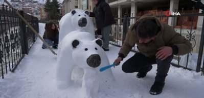Tır şof&ouml;r&uuml;n&uuml;n kardan yaptığı ayı ailesi ilgi odağı oldu