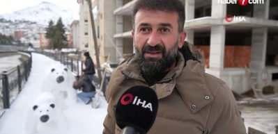 Tır şof&ouml;r&uuml;n&uuml;n kardan yaptığı ayı ailesi ilgi odağı oldu