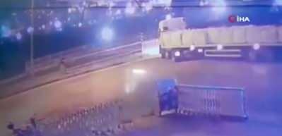 Tıra ok gibi saplandı: Gen&ccedil;lerin feci sonu y&uuml;rekleri dağladı