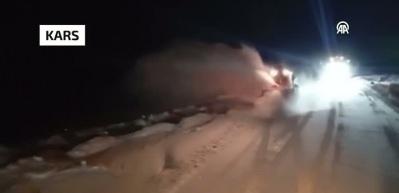 &Uuml;lkenin doğusu kara teslim: 700 kişi kara yollarında mahsur kaldı!