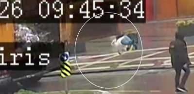 &Uuml;sk&uuml;dar Belediyesi'ne ait hafriyat kamyonunun a&ccedil;ılan damperi yayaya &ccedil;arptı