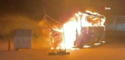 Bulgaristan'dan İzmir'e hareket eden yolcu otob&uuml;s&uuml; alev topuna d&ouml;nd&uuml;
