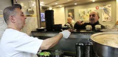 8 adet pirana balığı 12 yıldır kelle pa&ccedil;ayla besleniyor