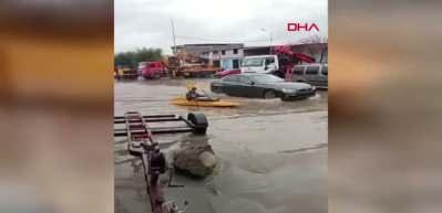 Adana'da sağanak; G&ouml;lde değil sokakta kano keyfi