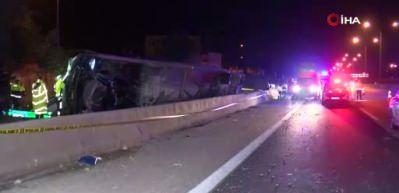 Adana&rsquo;da yolcu otob&uuml;s&uuml; devrildi: 8 yaralı