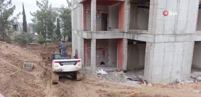 Adıyaman'da feci &ouml;l&uuml;m: İş makinesi ile duvar arasında sıkıştı!