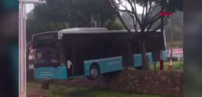 Antalya'da facianın eşiğinden d&ouml;n&uuml;ld&uuml;: Halk otob&uuml;s&uuml; duvarda asılı kaldı