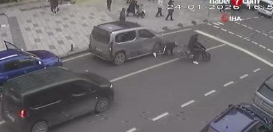 Arnavutk&ouml;y&rsquo;de &ouml;n kaldıran motosikletli park halindeki arabaya &ccedil;arptı