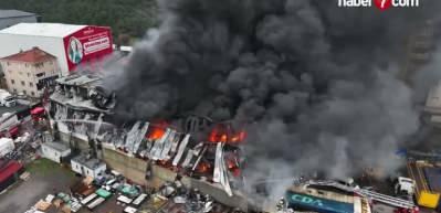 Ataşehir'de iş yerinde korkutan yangın: Saatler i&ccedil;inde k&uuml;le d&ouml;nd&uuml;