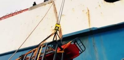 Bakan Yerlikaya paylaştı: Karasu a&ccedil;ıklarında gemide fenalaşan yolcuya denizde acil tahliye