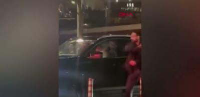 Başakşehir'de maganda kadın s&uuml;r&uuml;c&uuml;n&uuml;n aracının camını kırdı s&uuml;r&uuml;c&uuml;ye saldırdı