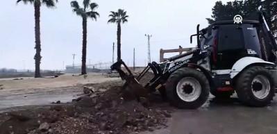 Nusaybin'de bayrak indirme provokasyonu sonrası dev T&uuml;rk bayrağı g&ouml;ndere &ccedil;ekildi