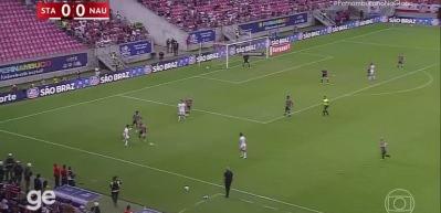 Brezilya&rsquo;da futbol tarihine ge&ccedil;en an: Hakem, &ccedil;alım attı diye sarı kart g&ouml;sterdi