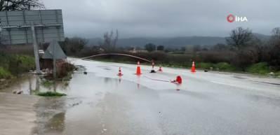 &Ccedil;anakkale'de &ccedil;ay ve dere taştı, yolları su bastı!