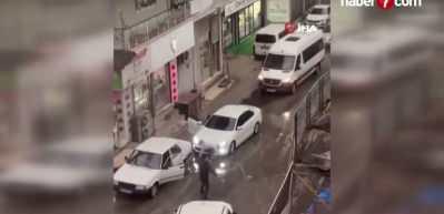 D&ouml;ner bı&ccedil;ağıyla trafikte tartıştı, ehliyetine el konuldu: Videoyu yayınlayanı tehdit etti