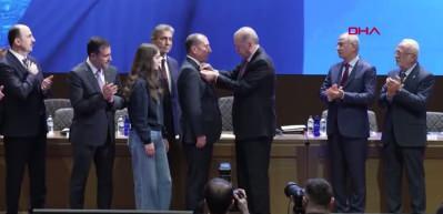 Erdoğan, AK Parti&rsquo;ye katılan 4 belediye başkanına rozet taktı