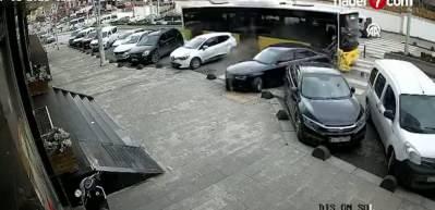 Esenler&rsquo;de İETT otob&uuml;s&uuml; park halindeki 2 otomobile &ccedil;arptı