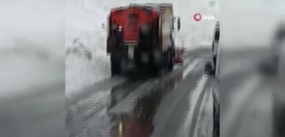 Hakkari-&Ccedil;ukurca yolunda meydana gelen &ccedil;ığ kameralara yansıdı