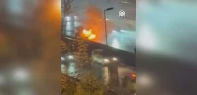 Hali&ccedil; K&ouml;pr&uuml;s&uuml;'nde seyir halindeki otomobil yandı