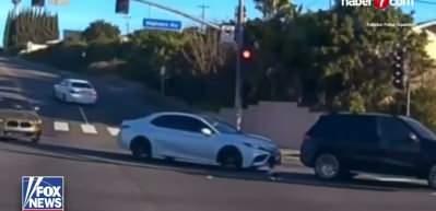 Hareket halindeki ara&ccedil;tan yola d&uuml;şen &ccedil;ocuk y&uuml;rekleri ağza getirdi!