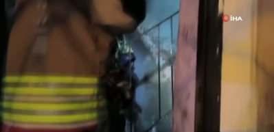 Hatay'da yangın! 2 katlı binada mahsur kalan 7 kişi kurtarıldı