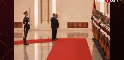 İngiltere Başbakanı Starmer'in &Ccedil;in'de "hizaya" sokulduğu anlar