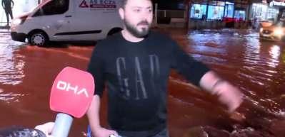 İzmir&rsquo;de sağanak hayatı fel&ccedil; etti! Yollar g&ouml;le d&ouml;nd&uuml;, ev ve iş yerlerini su bastı