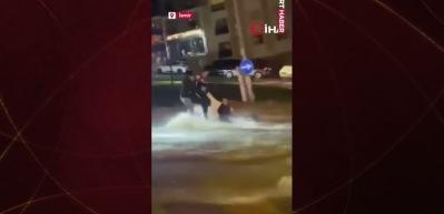 İzmir'de sele kapılan yayayı polis kurtardı