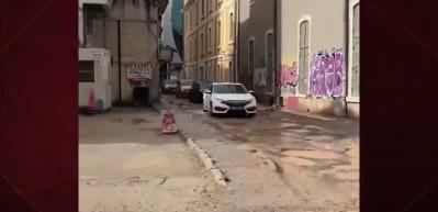 İzmir'de yolların hali 'yok artık' dedirtti: K&ouml;stebek yuvasına d&ouml;nd&uuml;!