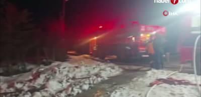 Karab&uuml;k'te yangın &ccedil;ıkan 2 katlı ev kullanılamaz hale geldi