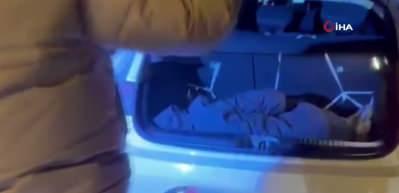 Kars'ta ara&ccedil;ların bagajında 2 d&uuml;zensiz g&ouml;&ccedil;men yakalandı!