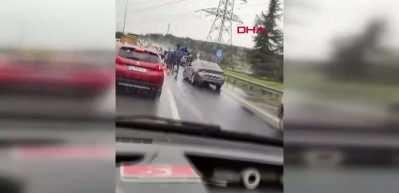 Kemerburgaz'da cezaevi nakil aracı devrildi; yaralılar var