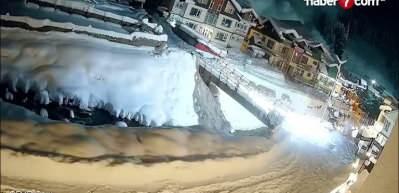 Keşmir'de korku dolu anlar: Oteller b&ouml;lgesine dev &ccedil;ığ d&uuml;şt&uuml;