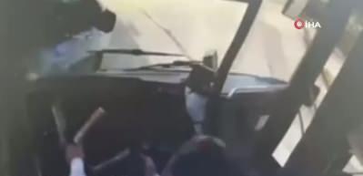 Kırşehir'de kargo aracı belediye otob&uuml;s&uuml;ne &ccedil;arptı