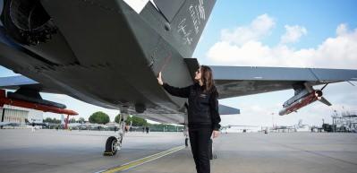 Kızılelma'nın kadın pilotu Elif Ergin g&ouml;klerdeki milli gururumuzu anlattı