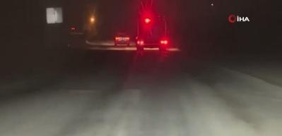 K&ouml;peğe &ccedil;arpmamak i&ccedil;in manevra yapan tır şarampole devrildi