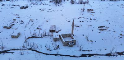 Kuraklıkla suyu &ccedil;ekilen Pusat Barajı&rsquo;nda eski k&ouml;y ortaya &ccedil;ıktı