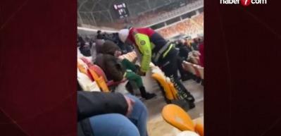 Ma&ccedil;ta &uuml;ş&uuml;yen &ccedil;ocuğa &ccedil;oraplarını veren polis memuruna &ouml;d&uuml;l!