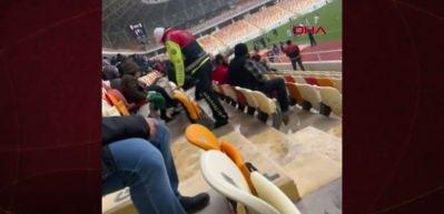 Malatya'da y&uuml;rek ısıtan hareket: Polis memuru &ccedil;orabını &ccedil;ıkarıp &ccedil;ocuğa verdi