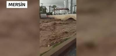 Mersin'de sel! Ara&ccedil;lar sulara kapıldı, cadde ve sokaklar g&ouml;le d&ouml;nd&uuml;!