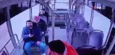 Otob&uuml;ste korku dolu anlar: Bir anda yere yığıldı, acı şekilde &ouml;ld&uuml;