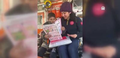 Sağlık&ccedil;ı olarak geldiği deprem b&ouml;lgesine 21 k&uuml;t&uuml;phane, 135 bin kitap kazandırdı