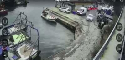 Sarıyer'de panik anları: Otomobil denize d&uuml;şt&uuml;! Canlarını hi&ccedil;e sayıp suya atladılar