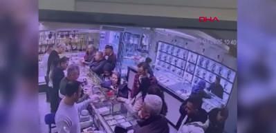 Tabancayla kuyumcuya girip 100 gram altın &ccedil;aldı! O anlar kamerada