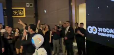 Alişan'dan &ccedil;ok konuşulan konser: Robotla sohbet edip Erik Dalı oynadı!