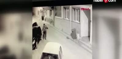 Bursa&rsquo;da elindeki kesici aletle 5 araca zarar veren şahıs kamerada