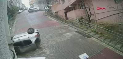 Yokuş aşağı dehşet anları kamerada: 2 araca &ccedil;arparak takla atan otomobil taklalar atarak durabildi