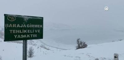 4 Eyl&uuml;l Barajı'nın y&uuml;zeyi buzla kaplandı