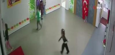 Kayseri'de anaokulu &ouml;ğrencilerinin bayrak hassasiyeti izleyenleri duygulandırdı